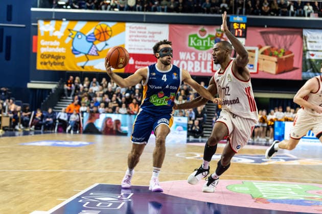 GER, easy-Credit Basketball-Bundesliga, Rostock Seawolves - FC Bayern München Basketball. 31.12.2025, Stadthalle, Rostock, GER, easy-Credit Basketball-Bundesliga, Rostock Seawolves - FC Bayern München Basketball. Elias Baggette (Rostock Seawolves 4), Isiaha Mike (FC Bayern München Basketball 22) Foto Alexander Trienitz Rostock Stadthalle Mecklenburg-Vorpommern Deutschland