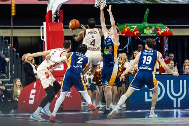 GER, easy-Credit Basketball-Bundesliga, Rostock Seawolves - FC Bayern München Basketball. 31.12.2025, Stadthalle, Rostock, GER, easy-Credit Basketball-Bundesliga, Rostock Seawolves - FC Bayern München Basketball. Xavier Rathan-Mayes (FC Bayern München Basketball 4), Bent Leuchten (Rostock Seawolves 51) Foto Alexander Trienitz Rostock Stadthalle Mecklenburg-Vorpommern Deutschland