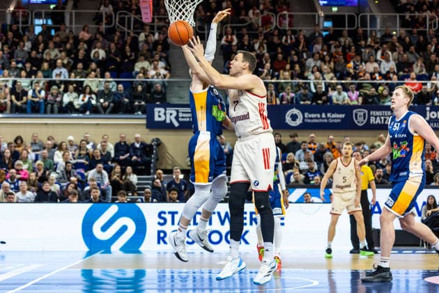 GER, easy-Credit Basketball-Bundesliga, Rostock Seawolves - FC Bayern München Basketball. 31.12.2025, Stadthalle, Rostock, GER, easy-Credit Basketball-Bundesliga, Rostock Seawolves - FC Bayern München Basketball. Johannes Voigtmann (FC Bayern München Basketball 7) Foto Alexander Trienitz Rostock Stadthalle Mecklenburg-Vorpommern Deutschland