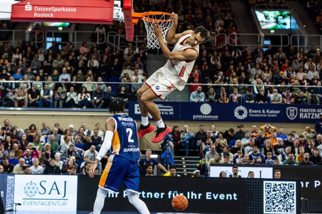 GER, easy-Credit Basketball-Bundesliga, Rostock Seawolves - FC Bayern München Basketball. 31.12.2025, Stadthalle, Rostock, GER, easy-Credit Basketball-Bundesliga, Rostock Seawolves - FC Bayern München Basketball. Oscar da Silva (FC Bayern München Basketball 1) mit einem Dunk Foto Alexander Trienitz Rostock Stadthalle Mecklenburg-Vorpommern Deutschland