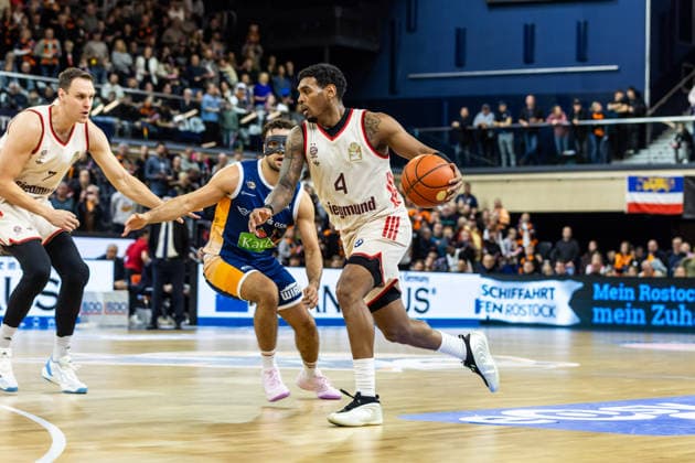 GER, easy-Credit Basketball-Bundesliga, Rostock Seawolves - FC Bayern München Basketball. 31.12.2025, Stadthalle, Rostock, GER, easy-Credit Basketball-Bundesliga, Rostock Seawolves - FC Bayern München Basketball. Xavier Rathan-Mayes (FC Bayern München Basketball 4) Foto Alexander Trienitz Rostock Stadthalle Mecklenburg-Vorpommern Deutschland