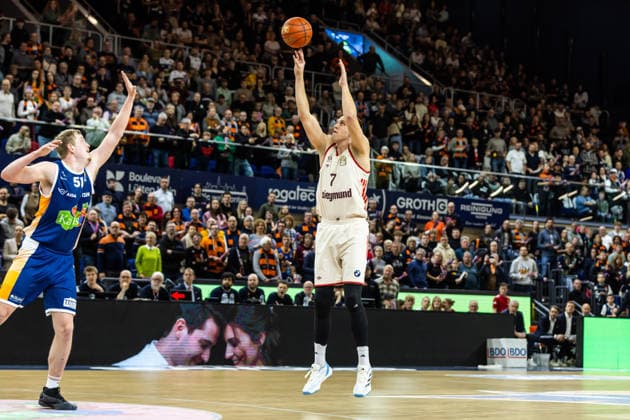 GER, easy-Credit Basketball-Bundesliga, Rostock Seawolves - FC Bayern München Basketball. 31.12.2025, Stadthalle, Rostock, GER, easy-Credit Basketball-Bundesliga, Rostock Seawolves - FC Bayern München Basketball. Johannes Voigtmann (FC Bayern München Basketball 7) Foto Alexander Trienitz Rostock Stadthalle Mecklenburg-Vorpommern Deutschland