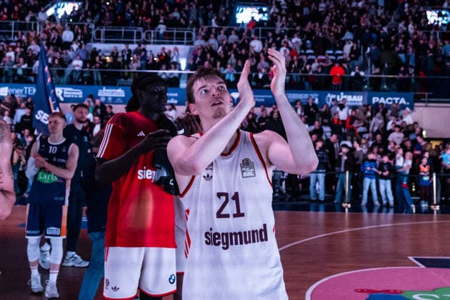 GER, easy-Credit Basketball-Bundesliga, Rostock Seawolves - FC Bayern München Basketball. 31.12.2025, Stadthalle, Rostock, GER, easy-Credit Basketball-Bundesliga, Rostock Seawolves - FC Bayern München Basketball. Justus Hollatz (FC Bayern München Basketball 21) bedankt sich bei den Fans Foto Alexander Trienitz Rostock Stadthalle Mecklenburg-Vorpommern Deutschland