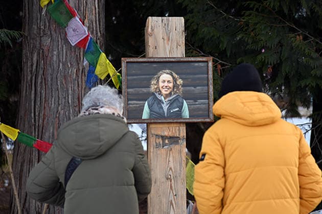 Zu Ehren von Laura Dahlmeier: Gemeinde eroeffnet temporaee Gedenkstaette im Partenkirchner Kurpark, damit die Menschen Abschied nehmen koennen. Die Gartenanlage soll spaeter zum Laura-Dahlmeier-Park werden. *** In honor of Laura Dahlmeier, community opens temporary memorial in Partenkirchen spa gardens so people can say goodbye The gardens will later become Laura Dahlmeier Park