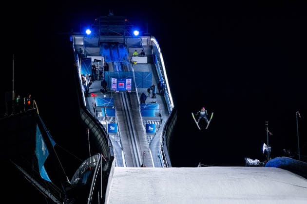 HOFFMANN Felix (Deutschland) beim Absprung, dahinter große Olympiaschanze, GER, Neujahrsspringen Vierschanzentournee, FIS Viessmsann Skisprung Weltcup Garmisch-Partenkirchen, Qualifikation, Saison 2025 2026, 31.12.2025 GER, Neujahrsspringen Vierschanzentournee, FIS Viessmsann Skisprung Weltcup Garmisch-Partenkirchen, Qualifikation, Saison 2025 2026, 31.12.2025 Garmisch-Partenkirchen *** HOFFMANN Felix Germany at the take-off, behind large Olympic ski jump, GER, New Years Ski Jumping Four Hills Tournament, FIS Viessmann Ski Jumping World Cup Garmisch Partenkirchen, qualification, season 2025 2026, 31 12 2025 GER, New Years Ski Jumping Four Hills Tournament, FIS Viessmann Ski Jumping World Cup Garmisch Partenkirchen, qualification, season 2025 2026, 31 12 2025 Garmisch Partenkirchen Copyright: xEibner-Pressefoto Memmlerx EP_MMR