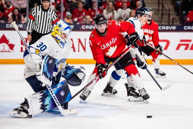 December 31, 2025, Minneapolis, Mn, Canada: Canada s Brady Martin (28) stands in front of Finland goaltender Petteri Rimpinen (30) before scoring during first period IIHF World Junior Championship hockey action in Minneapolis on Wednesday, Dec. 31, 2025. Canada News - December 31, 2025  - ZUMAc35_ 20251231_zaf_c35_059 Copyright: xChristopherxKatsarovx