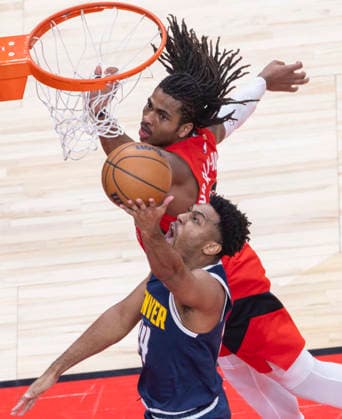 (260101) -- TORONTO, Jan. 1, 2026 -- Jalen Pickett (bottom) of Denver Nuggets goes for a layup during the 2025-2026 NBA, Basketball Herren, USA regular season game between Toronto Raptors and Denver Nuggets in Toronto, Canada, Dec. 31, 2025. (Photo by Xinhua) (SP) CANADA-TORONTO-NBA-NUGGETS VS RAPTORS ZouxZheng 