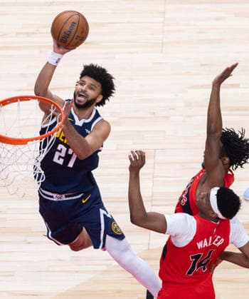 (260101) -- TORONTO, Jan. 1, 2026 -- Jamal Murray (L) of Denver Nuggets goes for a layup during the 2025-2026 NBA, Basketball Herren, USA regular season game between Toronto Raptors and Denver Nuggets in Toronto, Canada, Dec. 31, 2025. (Photo by Xinhua) (SP) CANADA-TORONTO-NBA-NUGGETS VS RAPTORS ZouxZheng 