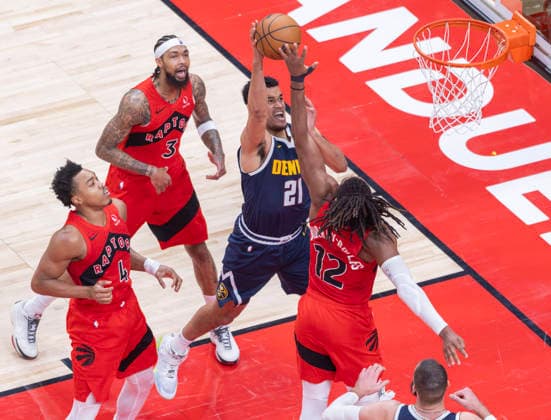 (260101) -- TORONTO, Jan. 1, 2026 -- Spencer Jones (C) of Denver Nuggets goes for a layup during the 2025-2026 NBA, Basketball Herren, USA regular season game between Toronto Raptors and Denver Nuggets in Toronto, Canada, Dec. 31, 2025. (Photo by Xinhua) (SP) CANADA-TORONTO-NBA-NUGGETS VS RAPTORS ZouxZheng 