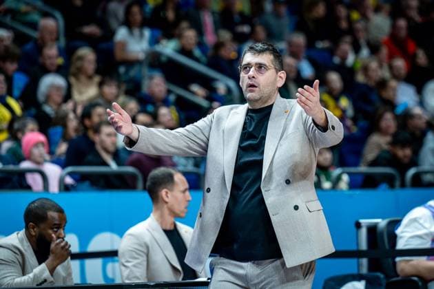 Basketball Berlin 31.12.2025 Saison 2025 2026 EasyCredit BBL 1. Bundesliga Männer, Herren Alba Berlin - Basketball Löwen Braunschweig Kostas Papazoglou (Braunschweig, Trainer)