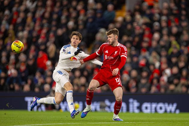 Football - FA Premier League - Liverpool FC v Leeds United FC LIVERPOOL, ENGLAND - New Year s Day, Thursday, January 1, 2026: Liverpool s Conor Bradley (R) holds the shirt of Leeds United s Brenden Aaronson during the FA Premier League match between Liverpool FC and Leeds United FC at Anfield. (Photo by David Rawcliffe Propaganda) LIVERPOOL Anfield MERSEYSIDE ENGLAND  Copyright: xDavidxRawcliffex P2026-01-01-Liverpool_Leeds-20