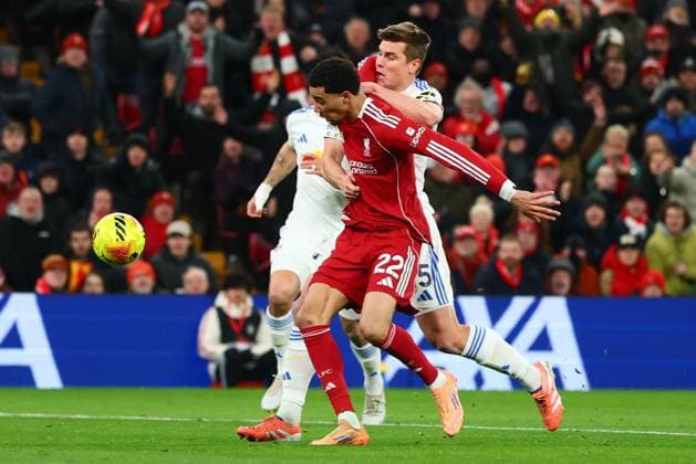 Jaka Bijol of Leeds United manhandles Hugo Ekitike of Liverpool in the penalty area Liverpool v Leeds United, Premier League, Football, Anfield, Liverpool, UK - 01 Jan 2026Liverpool Anfield United Kingdom EDITORIAL USE ONLY No use with unauthorised audio, video, data, fixture lists, club league logos or live services. Online in-match use limited to 120 images, no video emulation. No use in betting, games or single club league player publications. Copyright: xPaulxCurrie Shutterstockx 16216359ac