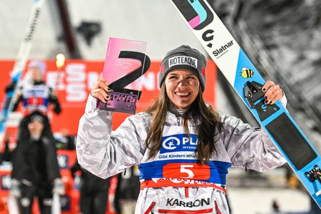 GER, Two Nights Tour in Oberstdorf 01.01.2026, Orlen Arena, Oberstdorf, GER, Two Nights Tour in Oberstdorf, im Bild Siegerehrung Tageswertung, Abigail Strate (CAN, 5) freut sich mit Pokal ueber den Tagessieg *** GER, Two Nights Tour in Oberstdorf 01 01 2026, Orlen Arena, Oberstdorf, GER, Two Nights Tour in Oberstdorf, in the picture award ceremony daily ranking, Abigail Strate CAN, 5 is happy about the daily victory with the trophy nordphotoxGmbHx xHafner nph00200