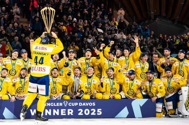 DAVOS, SWITZERLAND - DECEMBER 31: Matej Stransky of Davos as Captain rise the Cup to celebrates victory during the Spengler Cup Davos match between U.S. Collegiate Selects and HC Davos at Zondacrypto-Arena on December 31, 2025 in Davos, Switzerland. Davos Graubunden Switzerland *** DAVOS, SWITZERLAND DECEMBER 31 Matej Stransky of Davos as Captain rise the Cup to celebrates victory during the Spengler Cup Davos match between U S Collegiate Selects and HC Davos at Zondacrypto Arena on December 31, 2025 in Davos, Switzerland Davos Graubunden Switzerland Copyright: xJustPictures.ch JarixPestelaccix jp-en-EuSpIm-JP4_JAR_USCollegiate_Davos_31Dec2025_0574