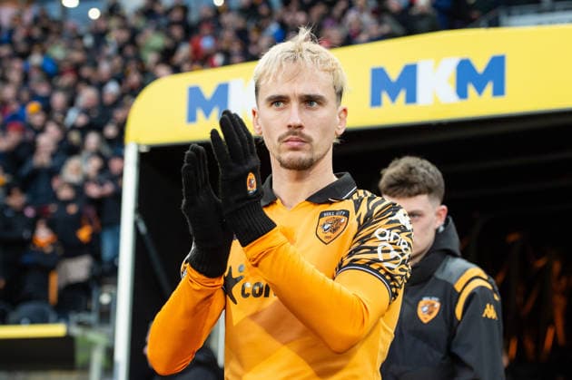 Hull City v Stoke City Sky Bet Championship Liam Millar of Hull City heads out on to the pitch ahead of the Sky Bet Championship match between Hull City and Stoke City at the MKM Stadium, Hull 01 01 2026 UK Newspapers OUT Copyright: xMattxWilkinsonx FIL-22723-0264