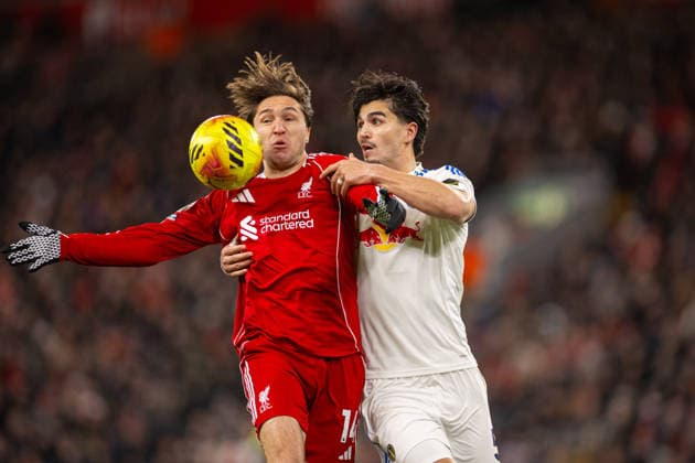Football - FA Premier League - Liverpool FC v Leeds United FC LIVERPOOL, ENGLAND - New Year s Day, Thursday, January 1, 2026: (L-R) Liverpool s Federico Chiesa is challenged by Leeds United s Pascal Struijk during the FA Premier League match between Liverpool FC and Leeds United FC at Anfield. (Photo by David Rawcliffe Propaganda) LIVERPOOL Anfield MERSEYSIDE ENGLAND  Copyright: xDavidxRawcliffex P2026-01-01-Liverpool_Leeds-60