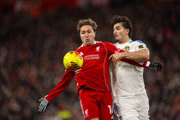 Football - FA Premier League - Liverpool FC v Leeds United FC LIVERPOOL, ENGLAND - New Year s Day, Thursday, January 1, 2026: (L-R) Liverpool s Federico Chiesa is challenged by Leeds United s Pascal Struijk during the FA Premier League match between Liverpool FC and Leeds United FC at Anfield. (Photo by David Rawcliffe Propaganda) LIVERPOOL Anfield MERSEYSIDE ENGLAND  Copyright: xDavidxRawcliffex P2026-01-01-Liverpool_Leeds-61
