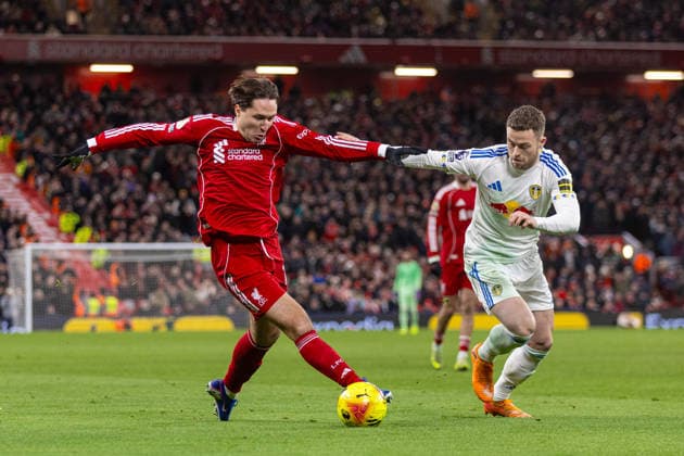 Football - FA Premier League - Liverpool FC v Leeds United FC LIVERPOOL, ENGLAND - New Year s Day, Thursday, January 1, 2026: (L-R) Liverpool s Federico Chiesa and Leeds United s Gabriel Gudmundsson during the FA Premier League match between Liverpool FC and Leeds United FC at Anfield. (Photo by David Rawcliffe Propaganda) LIVERPOOL Anfield MERSEYSIDE ENGLAND  Copyright: xDavidxRawcliffex P2026-01-01-Liverpool_Leeds-63