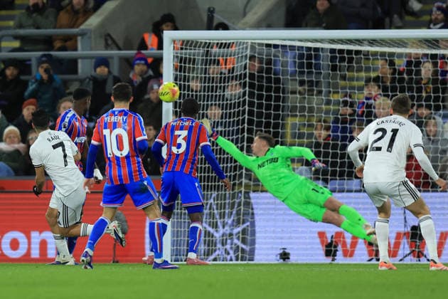 Crystal Palace v Fulham, Premier League Fulham forward Raul JimÃ nez (7) heads onto the post during the Premier League match between Crystal Palace and Fulham at Selhurst Park, London, UK on 1 January 2026. London Selhurst Park Greater London UK Editorial use only DataCo restrictions apply See www.football-dataco.com , Copyright: xSimonxRoex PSI-23503-0092