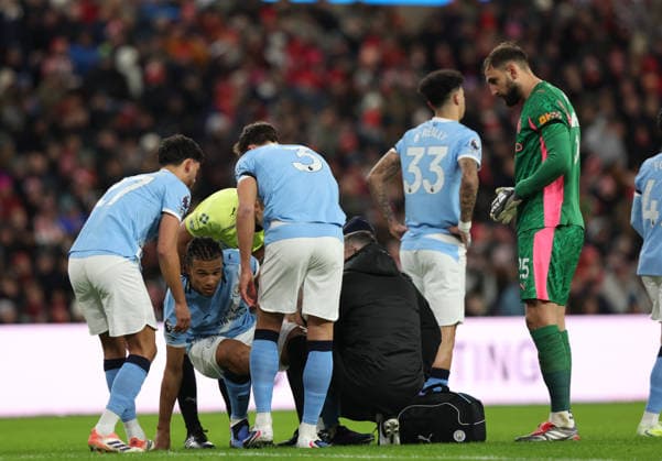 Sunderland, England, 1st January 2026. Nathan Ake of Manchester City goes down injured during the Sunderland vs Manchester City Premier League match at the Stadium Of Light, Sunderland. Picture credit should read: Nigel Roddis Sportimage EDITORIAL USE ONLY. No use with unauthorised audio, video, data, fixture lists, club league logos or live services. Online in-match use limited to 120 images, no video emulation. No use in betting, games or single club league player publications. SPI_013_NR_SUND_MANC SPI-4424-0013