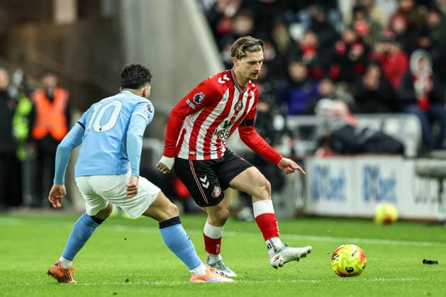 Premier League Sunderland v Manchester City Dennis Cirkin of Sunderland passes the ball under pressure from Rayan Cherki of Manchester City during the Premier League match Sunderland vs Manchester City at Stadium Of Light, Sunderland, United Kingdom, 1st January 2026 (Photo by Alfie Cosgrove News Images) Sunderland Stadium Of Light Tyne and Wear United Kingdom Copyright: xAlfiexCosgrove NewsxImagesx