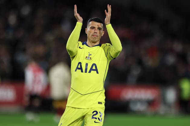 1st January 2026; Gtech Community Stadium, Brentford, London, England; Premier League Football, Brentford versus Tottenham Hotspur; Pedro Porro of Tottenham Hotspur greets the fans before kick off  HenningxvonxJagow