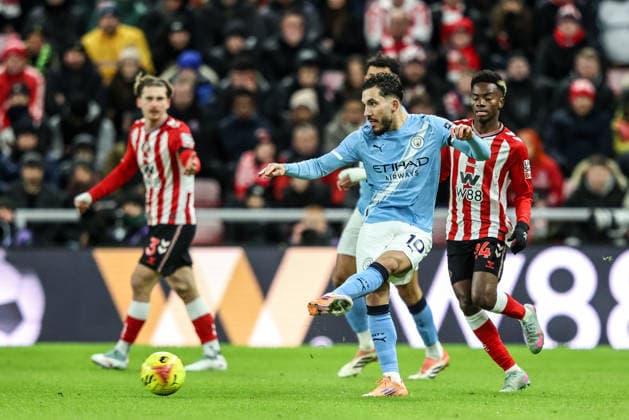 Premier League Sunderland v Manchester City Rayan Cherki of Manchester City passes the ball during the Premier League match Sunderland vs Manchester City at Stadium Of Light, Sunderland, United Kingdom, 1st January 2026 (Photo by Alfie Cosgrove News Images) Sunderland Stadium Of Light Tyne and Wear United Kingdom Copyright: xAlfiexCosgrove NewsxImagesx