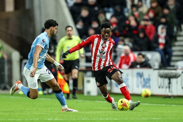 Premier League Sunderland v Manchester City Simon Adingra of Sunderland breaks with the ball under pressure from Matheus Nunes of Manchester City during the Premier League match Sunderland vs Manchester City at Stadium Of Light, Sunderland, United Kingdom, 1st January 2026 (Photo by Alfie Cosgrove News Images) Sunderland Stadium Of Light Tyne and Wear United Kingdom Copyright: xAlfiexCosgrove NewsxImagesx