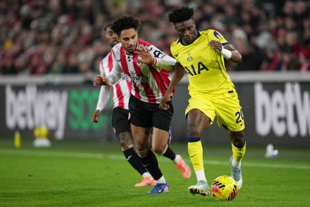 Premier League Brentford v Tottenham Hotspur Mohammed Kudus of Tottenham Hotspur and Kevin Schade of Brentford battle during the Premier League match Brentford vs Tottenham Hotspur at The Gtech Community Stadium, London, United Kingdom, 1st January 2026 (Photo by Harvey Murphy News Images) Copyright: xHarveyxMurphy NewsxImagesx