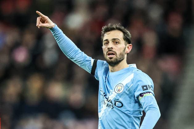 Premier League Sunderland v Manchester City Bernardo Silva of Manchester City gives his team instructions during the Premier League match Sunderland vs Manchester City at Stadium Of Light, Sunderland, United Kingdom, 1st January 2026 (Photo by Alfie Cosgrove News Images) Sunderland Stadium Of Light Tyne and Wear United Kingdom Copyright: xAlfiexCosgrove NewsxImagesx