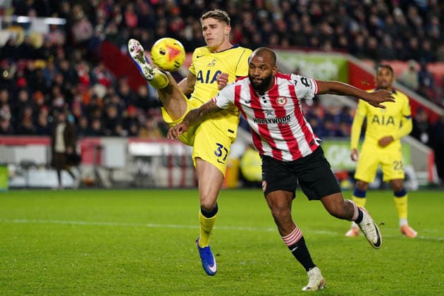 Premier League Brentford v Tottenham Hotspur Micky van de Ven of Tottenham Hotspur clears cross away during the Premier League match Brentford vs Tottenham Hotspur at The Gtech Community Stadium, London, United Kingdom, 1st January 2026 (Photo by Harvey Murphy News Images) Copyright: xHarveyxMurphy NewsxImagesx