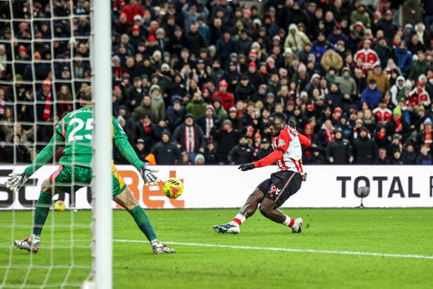Premier League Sunderland v Manchester City Brian Brobbey of Sunderland takes a shot on goal during the Premier League match Sunderland vs Manchester City at Stadium Of Light, Sunderland, United Kingdom, 1st January 2026 (Photo by Alfie Cosgrove News Images) Sunderland Stadium Of Light Tyne and Wear United Kingdom Copyright: xAlfiexCosgrove NewsxImagesx