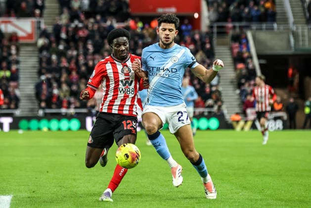 Premier League Sunderland v Manchester City Eliezer Mayenda of Sunderland and Matheus Nunes of Manchester City battle for the ball during the Premier League match Sunderland vs Manchester City at Stadium Of Light, Sunderland, United Kingdom, 1st January 2026 (Photo by Alfie Cosgrove News Images) Sunderland Stadium Of Light Tyne and Wear United Kingdom Copyright: xAlfiexCosgrove NewsxImagesx