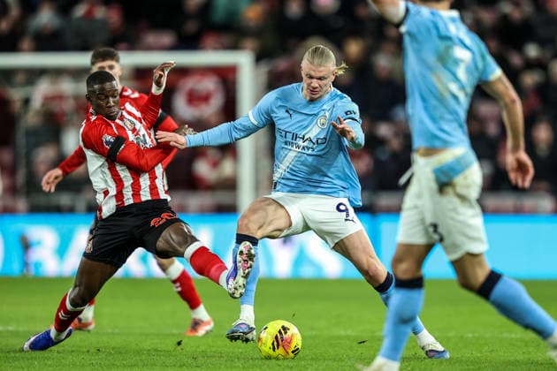 Premier League Sunderland v Manchester City Nordi Mukiele of Sunderland dispossesses Erling Haland of Manchester City during the Premier League match Sunderland vs Manchester City at Stadium Of Light, Sunderland, United Kingdom, 1st January 2026 (Photo by Alfie Cosgrove News Images) Sunderland Stadium Of Light Tyne and Wear United Kingdom Copyright: xAlfiexCosgrove NewsxImagesx