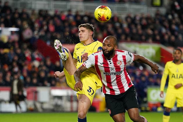 Premier League Brentford v Tottenham Hotspur Micky van de Ven of Tottenham Hotspur clears cross during the Premier League match Brentford vs Tottenham Hotspur at The Gtech Community Stadium, London, United Kingdom, 1st January 2026 (Photo by Harvey Murphy News Images) Copyright: xHarveyxMurphy NewsxImagesx
