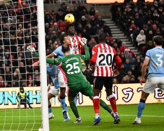 Eliezer Mayenda of Sunderland heads the ball at goal Sunderland v Manchester City, Premier League, Football, Stadium of Light, Sunderland, UK - 01 Jan 2026Sunderland Stadium of Light United Kingdom EDITORIAL USE ONLY No use with unauthorised audio, video, data, fixture lists, club league logos or live services. Online in-match use limited to 120 images, no video emulation. No use in betting, games or single club league player publications.  Copyright: xRichardxLee Shutterstockx 16216366y
