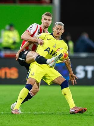 Richarlison of Tottenham Hotspur competes for the ball with Kristoffer Ajer of Brentford Brentford v Tottenham Hotspur, Football, Premier League, Gtech Community Stadium, London, UK - 01 01 2026 EDITORIAL USE ONLY No use with unauthorised audio, video, data, fixture lists (outside the EU), club league logos or live services. Online in-match use limited to 45 images (+15 in extra time). No use to emulate moving images. No use in betting, games or Copyright: xMattxImpey Shutterstockx 16220625p