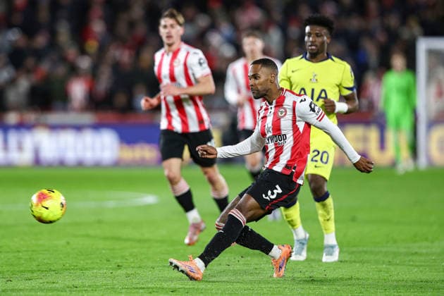 Brentford v Tottenham Hotspur, Premier League Rico Henry of Brentford attacking during the Brentford v Tottenham Hotspur Premier League match at the Gtech Community Stadium, London, England on 1 January 2026 Credit: Ian Stephen Every Second Media Editorial use only. All images are copyright Every Second Media Limited. No images may be reproduced without prior permission. All rights reserved. Premier League and Football League images are subject to licensing agreements with Football DataCo Limited. see https: www.football-dataco.com Copyright: xIMAGO EveryxSecondxMediax ESM-1732-0015 IanxStephenx xEveryxSecondxMediax