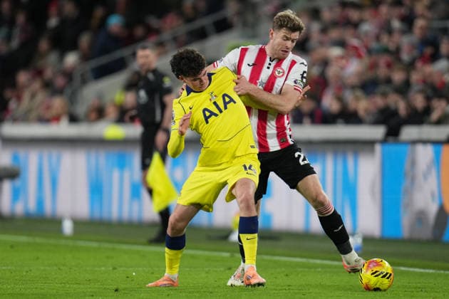 Premier League Brentford v Tottenham Hotspur Nathan Collins of Brentford battles Archie Gray of Tottenham Hotspur for the ball during the Premier League match Brentford vs Tottenham Hotspur at The Gtech Community Stadium, London, United Kingdom, 1st January 2026 (Photo by Harvey Murphy News Images) Copyright: xHarveyxMurphy NewsxImagesx