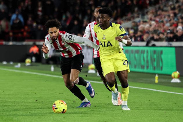 1st January 2026; Gtech Community Stadium, Brentford, London, England; Premier League Football, Brentford versus Tottenham Hotspur; Mohammed Kudus of Tottenham Hotspur feels pressure from Kevin Schade of Brentford  HenningxvonxJagow