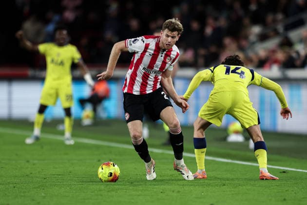 1st January 2026; Gtech Community Stadium, Brentford, London, England; Premier League Football, Brentford versus Tottenham Hotspur; Nathan Collins of Brentford feels pressure from Archie Gray of Tottenham Hotspur  HenningxvonxJagow