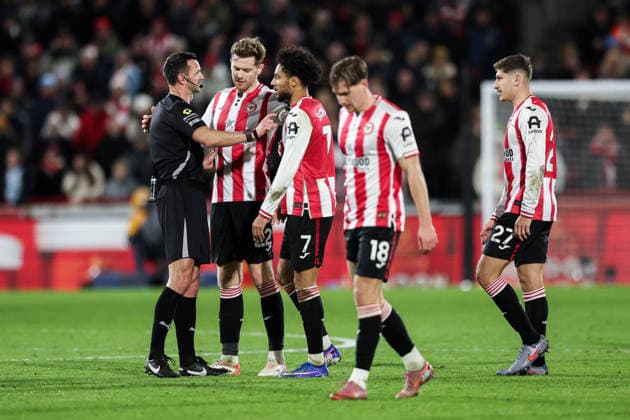 1st January 2026; Gtech Community Stadium, Brentford, London, England; Premier League Football, Brentford versus Tottenham Hotspur; Referee Andy Madley talks to Brentford players  HenningxvonxJagow