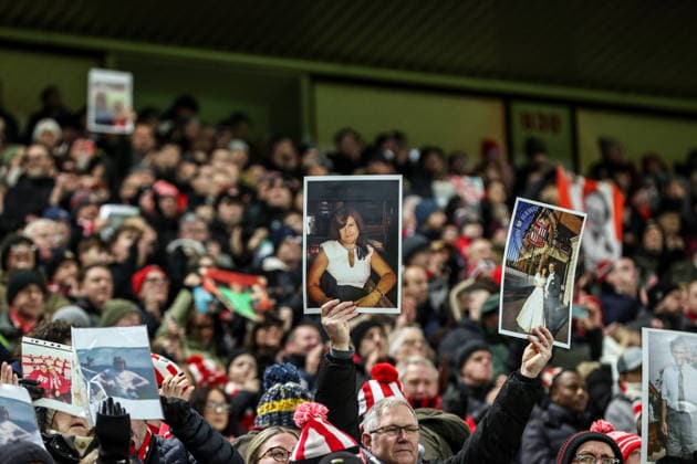 Premier League Sunderland v Manchester City Sunderland fans hold up pictures of loved ones on remembrance fixture during the Premier League match Sunderland vs Manchester City at Stadium Of Light, Sunderland, United Kingdom, 1st January 2026 (Photo by Alfie Cosgrove News Images) Sunderland Stadium Of Light Tyne and Wear United Kingdom Copyright: xAlfiexCosgrove NewsxImagesx
