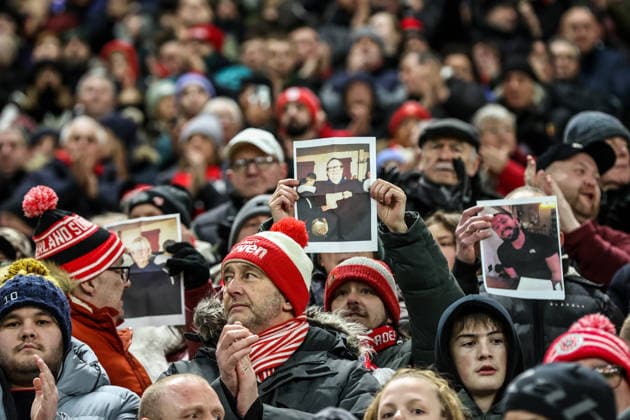 Premier League Sunderland v Manchester City Sunderland fans hold up pictures of loved ones on remembrance fixture during the Premier League match Sunderland vs Manchester City at Stadium Of Light, Sunderland, United Kingdom, 1st January 2026 (Photo by Alfie Cosgrove News Images) Sunderland Stadium Of Light Tyne and Wear United Kingdom Copyright: xAlfiexCosgrove NewsxImagesx