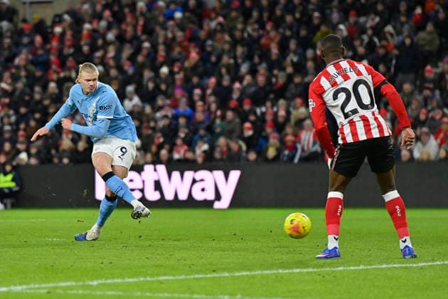 Sunderland v Manchester City, Premier League Erling Haland of Manchester City misses from close range as Nordi Mukiele of Sunderland watches on during the Sunderland v Manchester City Premier League match at the Stadium of Light, Sunderland, England on 1 January 2026 Credit: Connor McMain Every Second Media Editorial use only. All images are copyright Every Second Media Limited. No images may be reproduced without prior permission. All rights reserved. Premier League and Football League images are subject to licensing agreements with Football DataCo Limited. see https: www.football-dataco.com Copyright: xIMAGO EveryxSecondxMediax ESM-1729-0012 ConnorxMcMainx xEveryxSecondxMediax