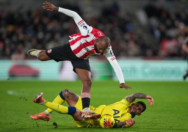 Cristian Romero of Tottenham Hotspur tries to clear the ball, misses and manages. To foul Igor Thiago of Brentford Brentford v Tottenham Hotspur, Premier League, Football, Gtech Community Stadium, London, UK - 01 Jan 2026London Gtech Community Stadium United Kingdom EDITORIAL USE ONLY No use with unauthorised audio, video, data, fixture lists, club league logos or live services. Online in-match use limited to 120 images, no video emulation. No use in betting, games or single club league player publications. Copyright: xJedxLeicester Shutterstockx 16216360l