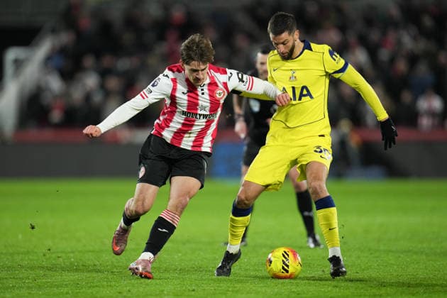 Premier League Brentford v Tottenham Hotspur Rodrigo Bentancur of Tottenham Hotspur and Keane Lewis-Potter of Brentford during the Premier League match Brentford vs Tottenham Hotspur at The Gtech Community Stadium, London, United Kingdom, 1st January 2026 (Photo by Harvey Murphy News Images) Copyright: xHarveyxMurphy NewsxImagesx