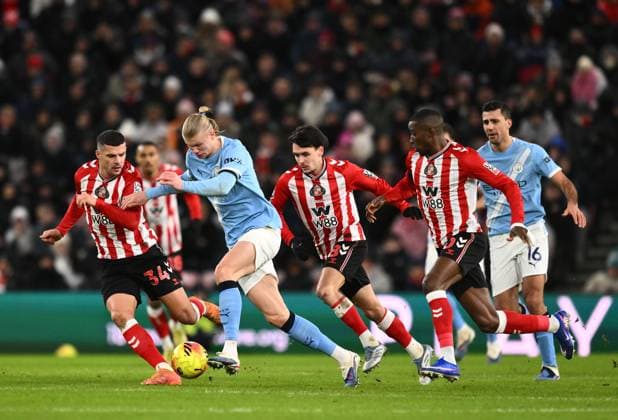 Erling Haaland of Manchester City fends off Granit Xhaka of Sunderland Sunderland v Manchester City, Premier League, Football, Stadium of Light, Sunderland, UK - 01 Jan 2026Sunderland Stadium of Light United Kingdom EDITORIAL USE ONLY No use with unauthorised audio, video, data, fixture lists, club league logos or live services. Online in-match use limited to 120 images, no video emulation. No use in betting, games or single club league player publications.  Copyright: xRichardxLee Shutterstockx 16216366an