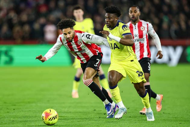 Brentford v Tottenham Hotspur, Premier League Kevin Schade of Brentford battles for possession with Mohammed Kudus of Tottenham Hotspur during the Brentford v Tottenham Hotspur Premier League match at the Gtech Community Stadium, London, England on 1 January 2026 Credit: Ian Stephen Every Second Media Editorial use only. All images are copyright Every Second Media Limited. No images may be reproduced without prior permission. All rights reserved. Premier League and Football League images are subject to licensing agreements with Football DataCo Limited. see https: www.football-dataco.com Copyright: xIMAGO EveryxSecondxMediax ESM-1732-0018 IanxStephenx xEveryxSecondxMediax