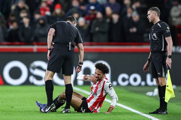 Brentford v Tottenham Hotspur, Premier League Referee Andy Madley checks on Kevin Schade of Brentford during the Brentford v Tottenham Hotspur Premier League match at the Gtech Community Stadium, London, England on 1 January 2026 Credit: Ian Stephen Every Second Media Editorial use only. All images are copyright Every Second Media Limited. No images may be reproduced without prior permission. All rights reserved. Premier League and Football League images are subject to licensing agreements with Football DataCo Limited. see https: www.football-dataco.com Copyright: xIMAGO EveryxSecondxMediax ESM-1732-0019 IanxStephenx xEveryxSecondxMediax